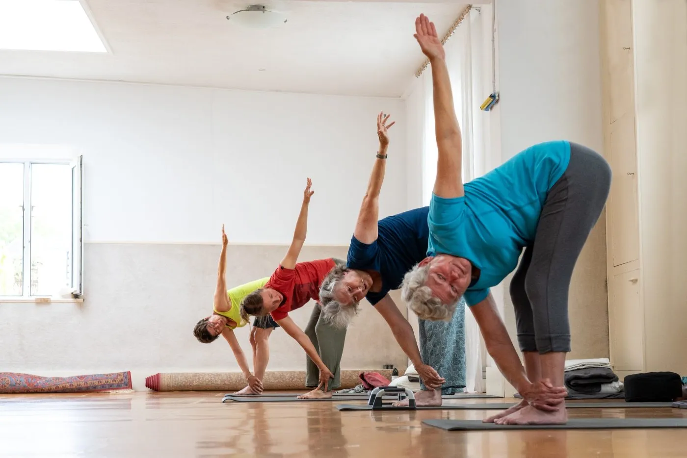 Cursisten in de driehoekhouding tijdens een les hatha yoga